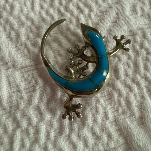 Stylish Silver Gecko Brooch with Blue Accents - Picture 1 of 6